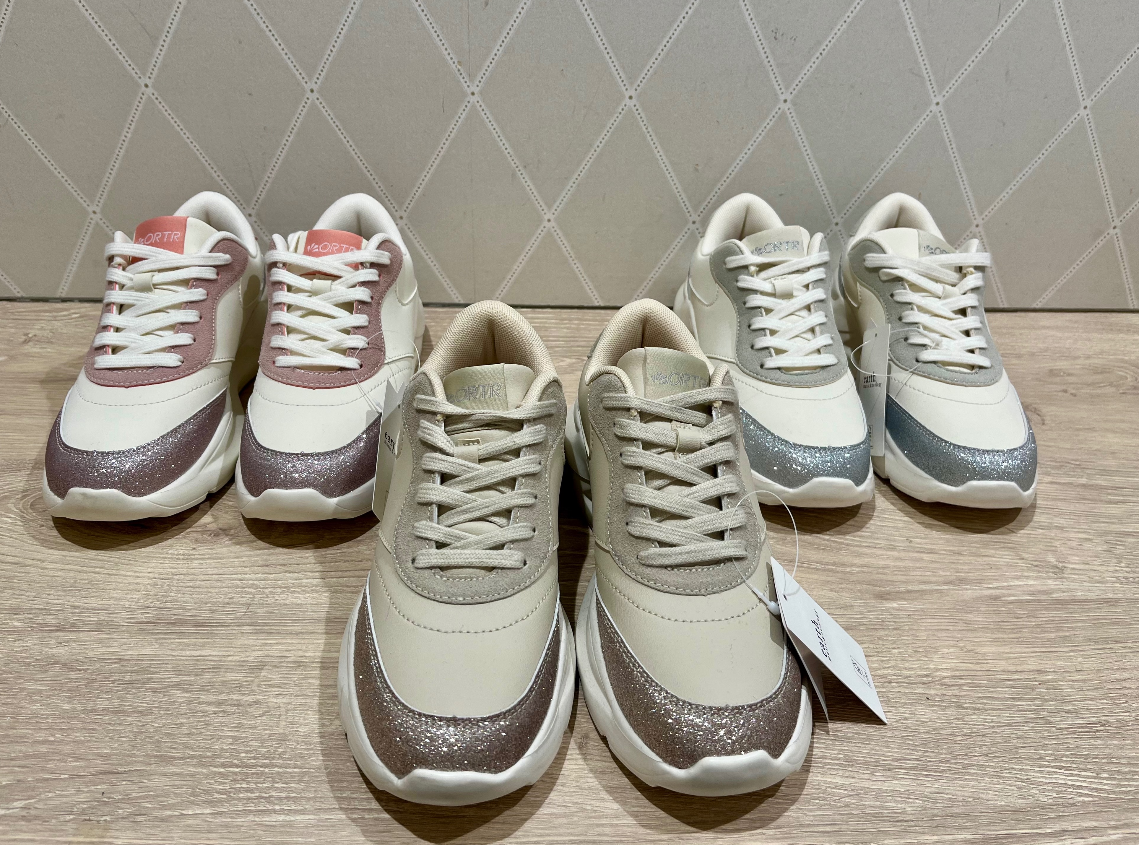 通販生活 ファッション 新作！春コーデにピッタリ似合うスニーカー登場👟🧡｜earth ビーズ、ガラス