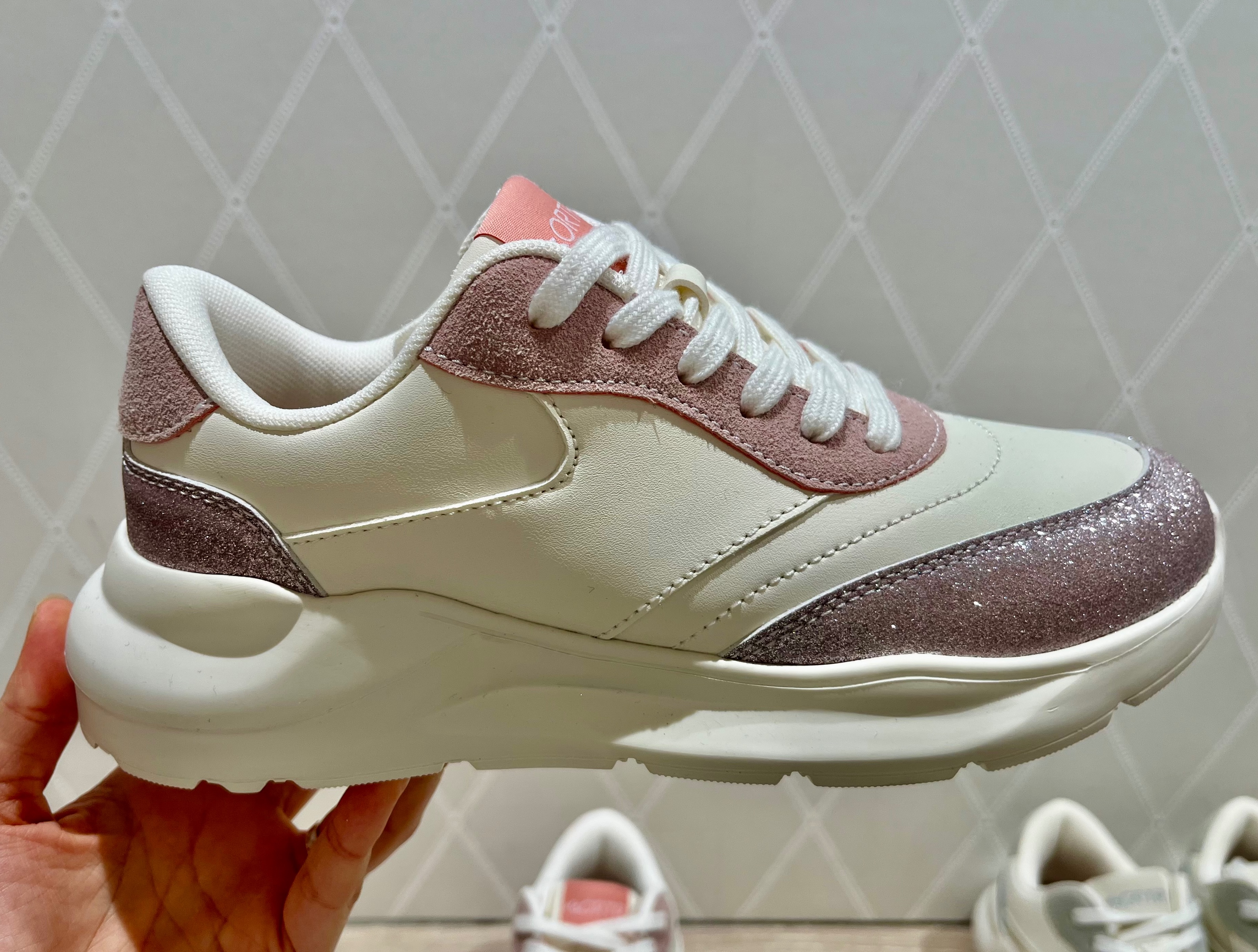 最旬ダウン 新作！春コーデにピッタリ似合うスニーカー登場👟🧡｜earth ビーズ、ガラス